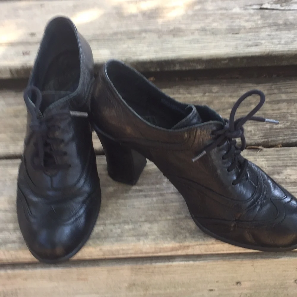 Women's Black Leather Lace-Up Heeled Oxfords